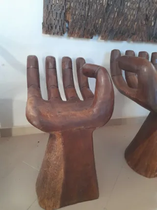 Sillas de madera con diseño de manos