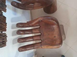 Sillas de madera con diseño de manos