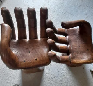 Sillas de madera con diseño de manos