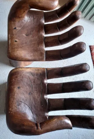 Sillas de madera con diseño de manos