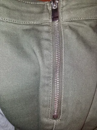 Pantalón pitillo elástico verde cremallera