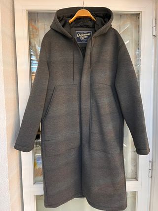 Abrigo largo con capucha de Zara