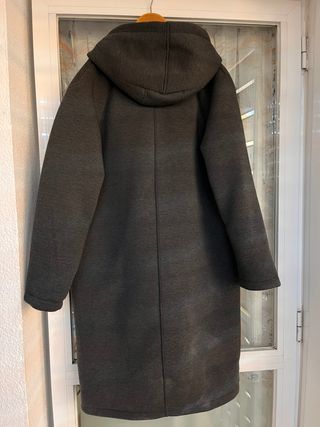 Abrigo largo con capucha de Zara