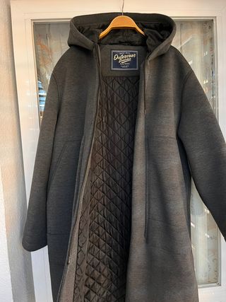 Abrigo largo con capucha de Zara