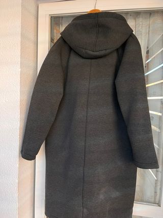 Abrigo largo con capucha de Zara
