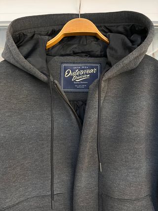 Abrigo largo con capucha de Zara