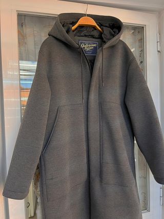 Abrigo largo con capucha de Zara