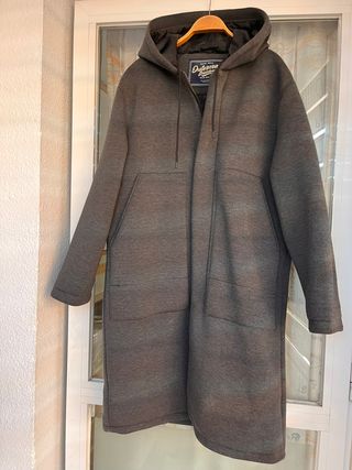 Abrigo largo con capucha de Zara