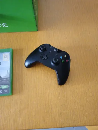 Xbox One con controller, cuffiette, cavi 2 games