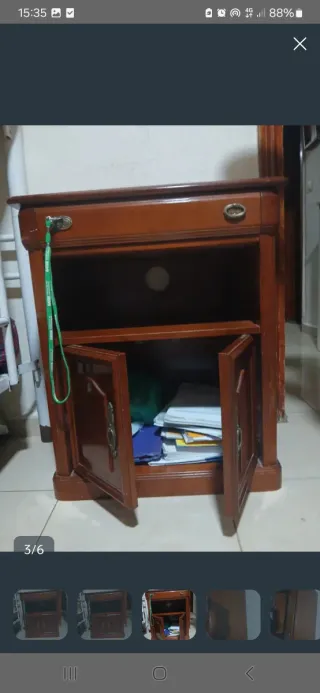Mueble de madera con cajón y puertas