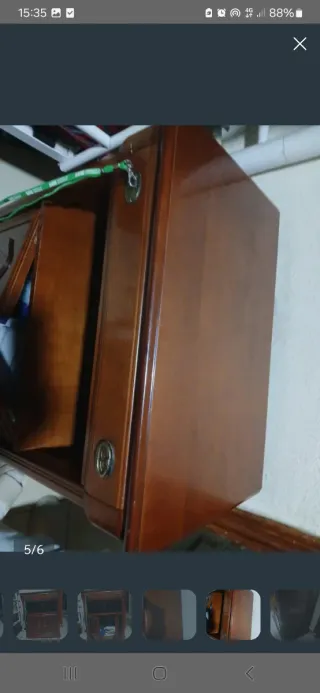 Mueble de madera con cajón y puertas