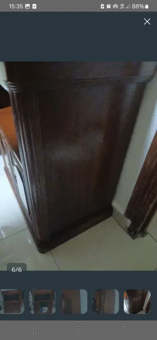 Mueble de madera con cajón y puertas