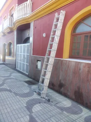 Escalera de aluminio  tresextensible tres pliego