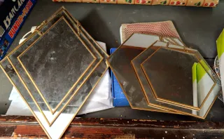 Due set di 3 specchi decorativi oro