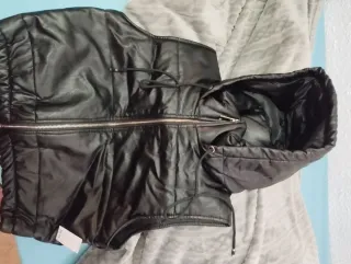 Chaleco negro con capucha Talla L