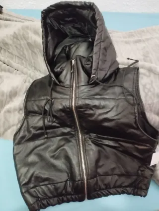 Chaleco negro con capucha Talla L