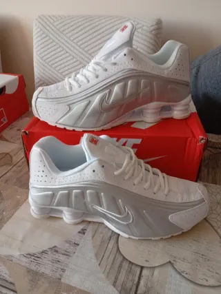 Zapatillas Nike Blancas y Plateadas