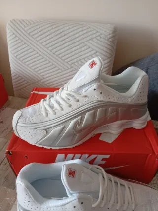 Zapatillas Nike Blancas y Plateadas