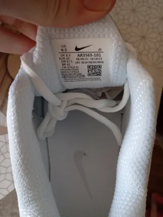 Zapatillas Nike Blancas y Plateadas