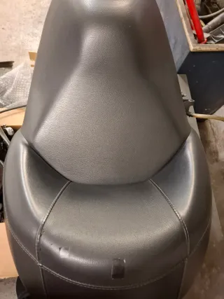 Asiento Honda Forza 250 y guardabarros delantero