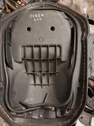 Asiento Honda Forza 250 y guardabarros delantero