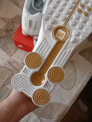 Zapatillas Nike Shox Blancas y Doradas