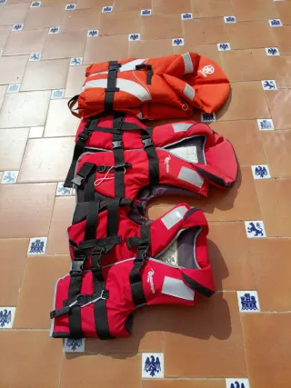 3 Chalecos náuticos homologados 50€ los tres .