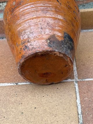 Aceitera antigua de barro