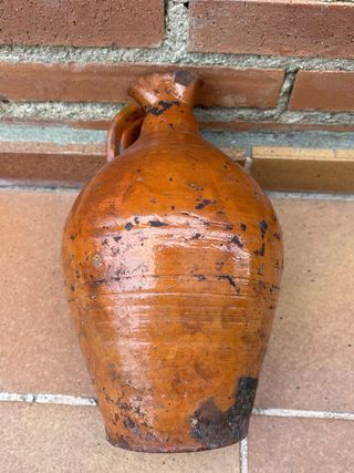 Aceitera antigua de barro