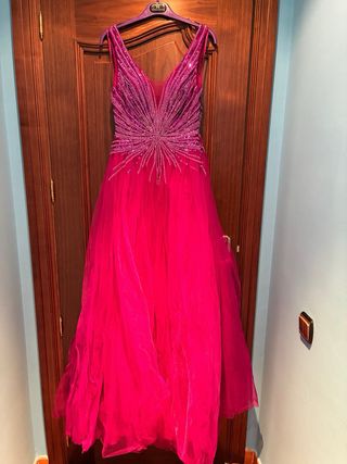 Vestido de fiesta fucsia con pedrería