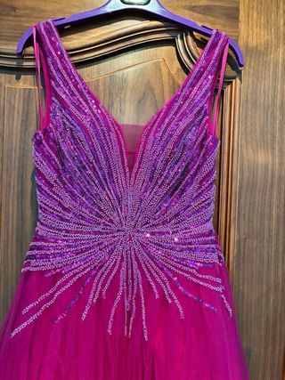 Vestido de fiesta fucsia con pedrería