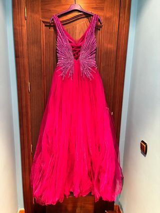 Vestido de fiesta fucsia con pedrería