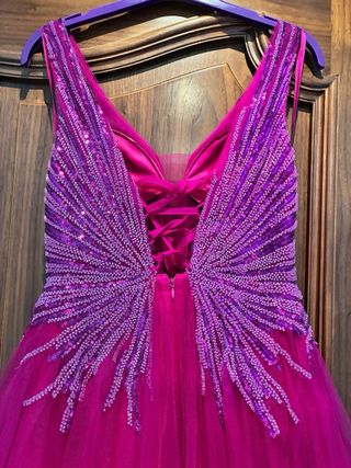 Vestido de fiesta fucsia con pedrería