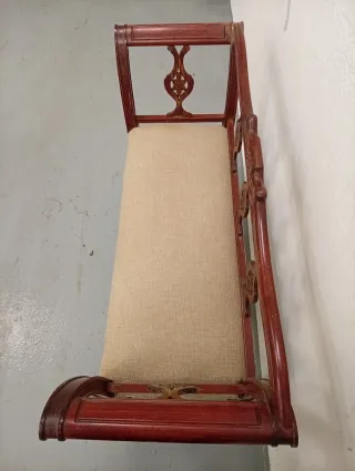 Sofá de madera y tela beige