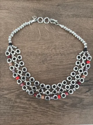 Collar Ciclón mujer plata y detalles rojos