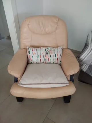 Sillón mecedora beige y multicolor