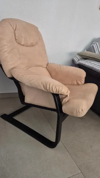 Sillón mecedora beige y multicolor