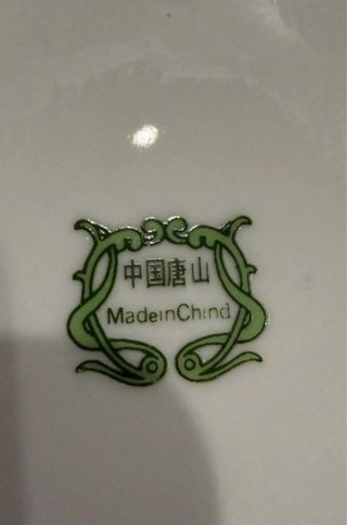 Antigua vajilla de porcelana floral