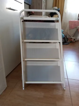 Cómoda de plástico y metal Ikea