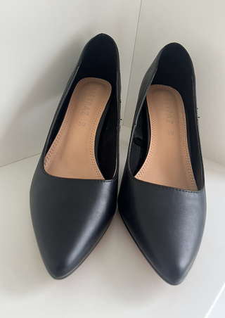 Zapatos de tacón fino negro elegantes