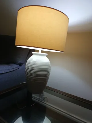 Candeeiro de mesa com abajur