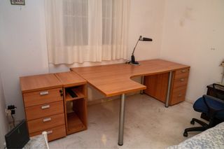 Escritorio de madera y metal