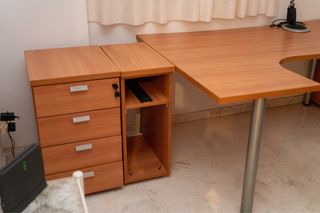 Escritorio de madera y metal