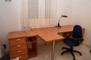 Escritorio de madera y metal