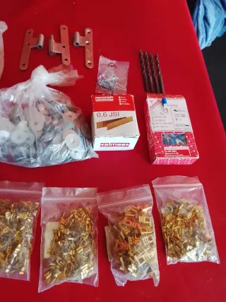 Lote Ferretería: Bisagras, Tornillos, Brocas