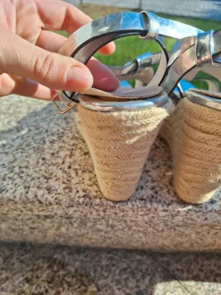 Sandálias de cunha prateadas com pedras