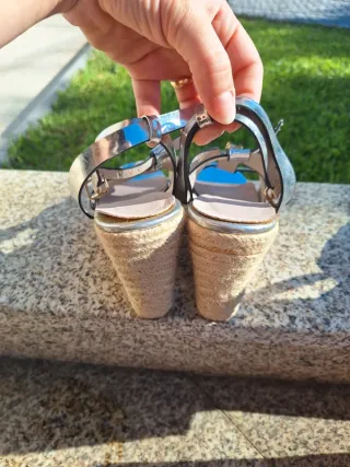 Sandálias de cunha prateadas com pedras