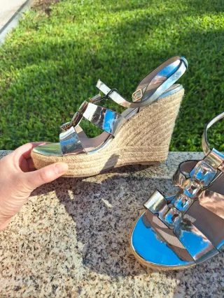 Sandálias de cunha prateadas com pedras