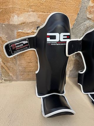 Espinilleras Muay Thai Negras