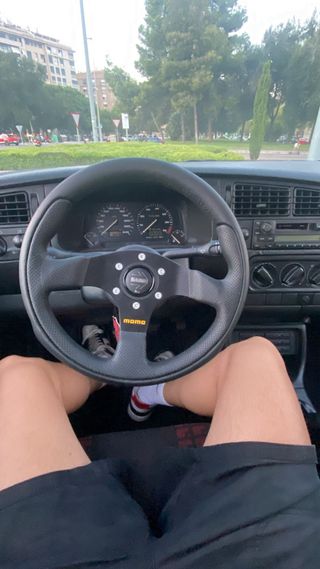 Volante MOMO y piña Golf MK3